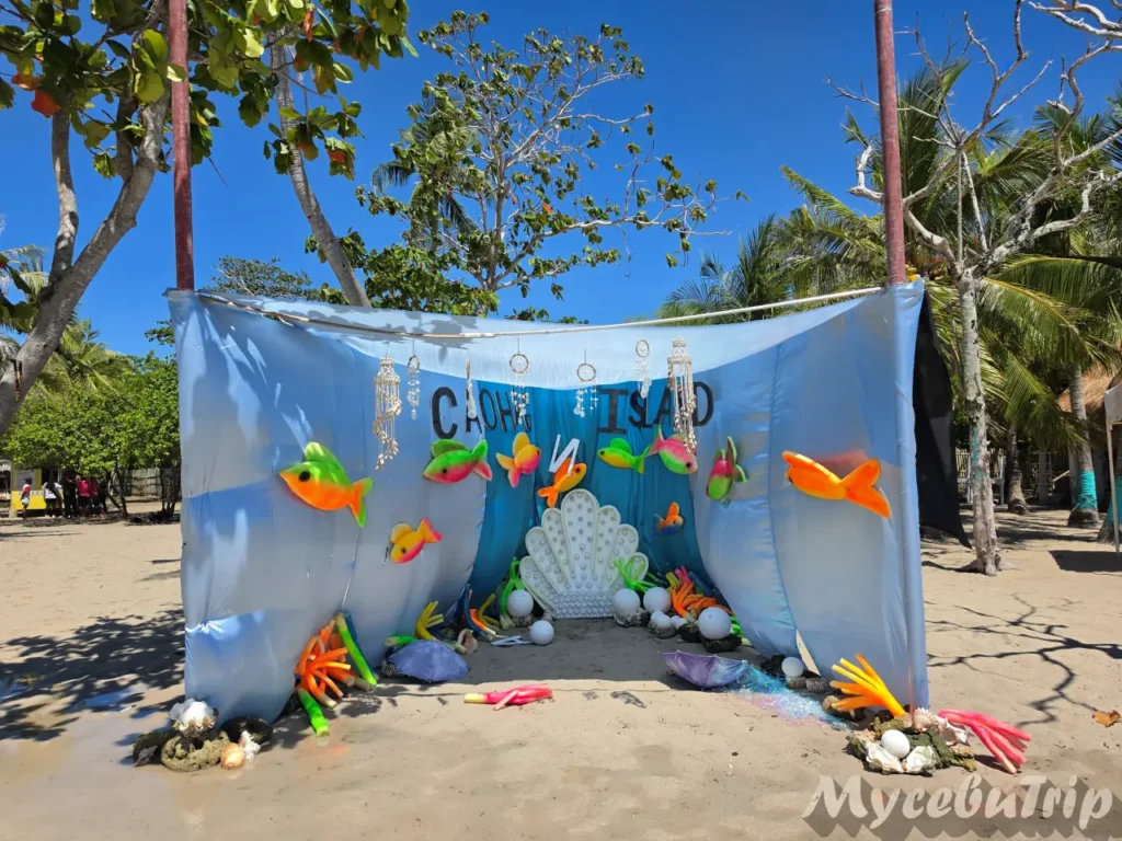 カオハガン島の海をテーマにしたフォトブース、カラフルな魚の飾り付け