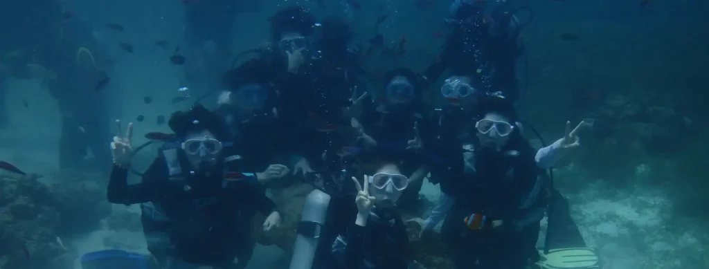 セブ島の海中で体験ダイビングを楽しむ旅行者たち