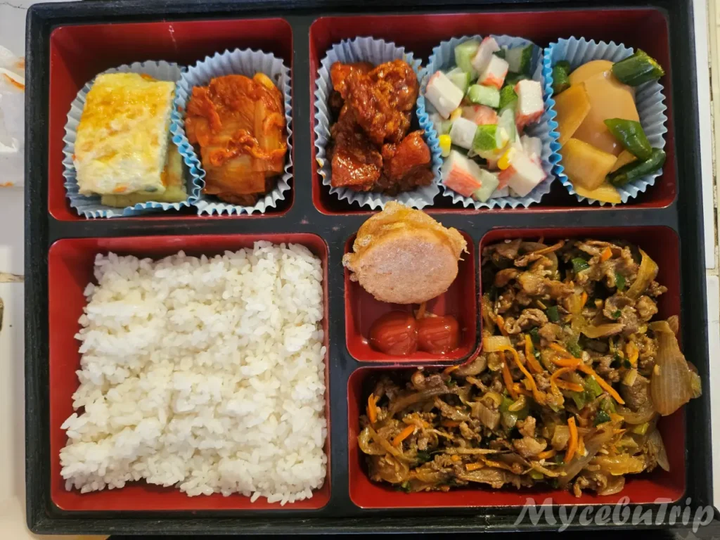 セブホッピングツアーで提供される韓国式お弁当。卵焼き、キムチ、豚肉のピリ辛炒めなど全7品