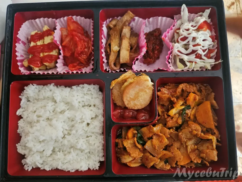 セブホッピングツアーの韓国式お弁当。キムチ、コールスロー、豚肉炒めなど彩り豊かなおかず