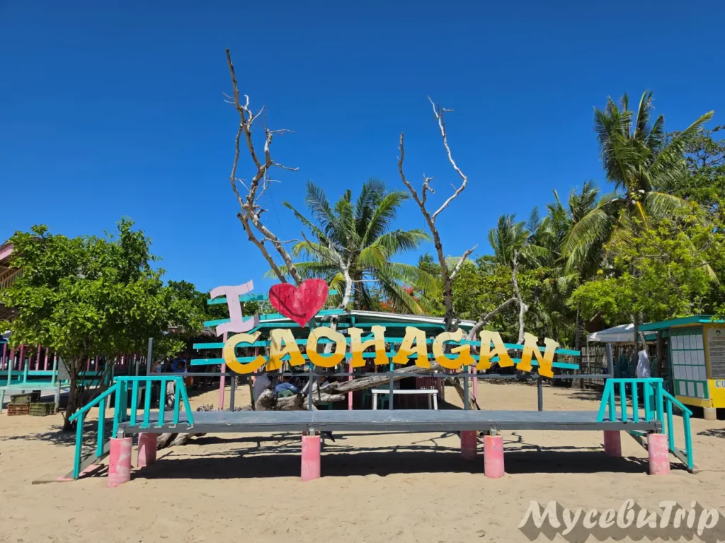 カオハガン島のビーチにある「I ♥ CAOHAGAN」のフォトスポット